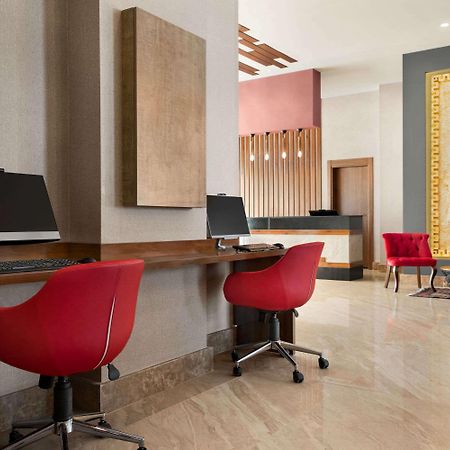 Ramada By Wyndham Van Bagian luar foto