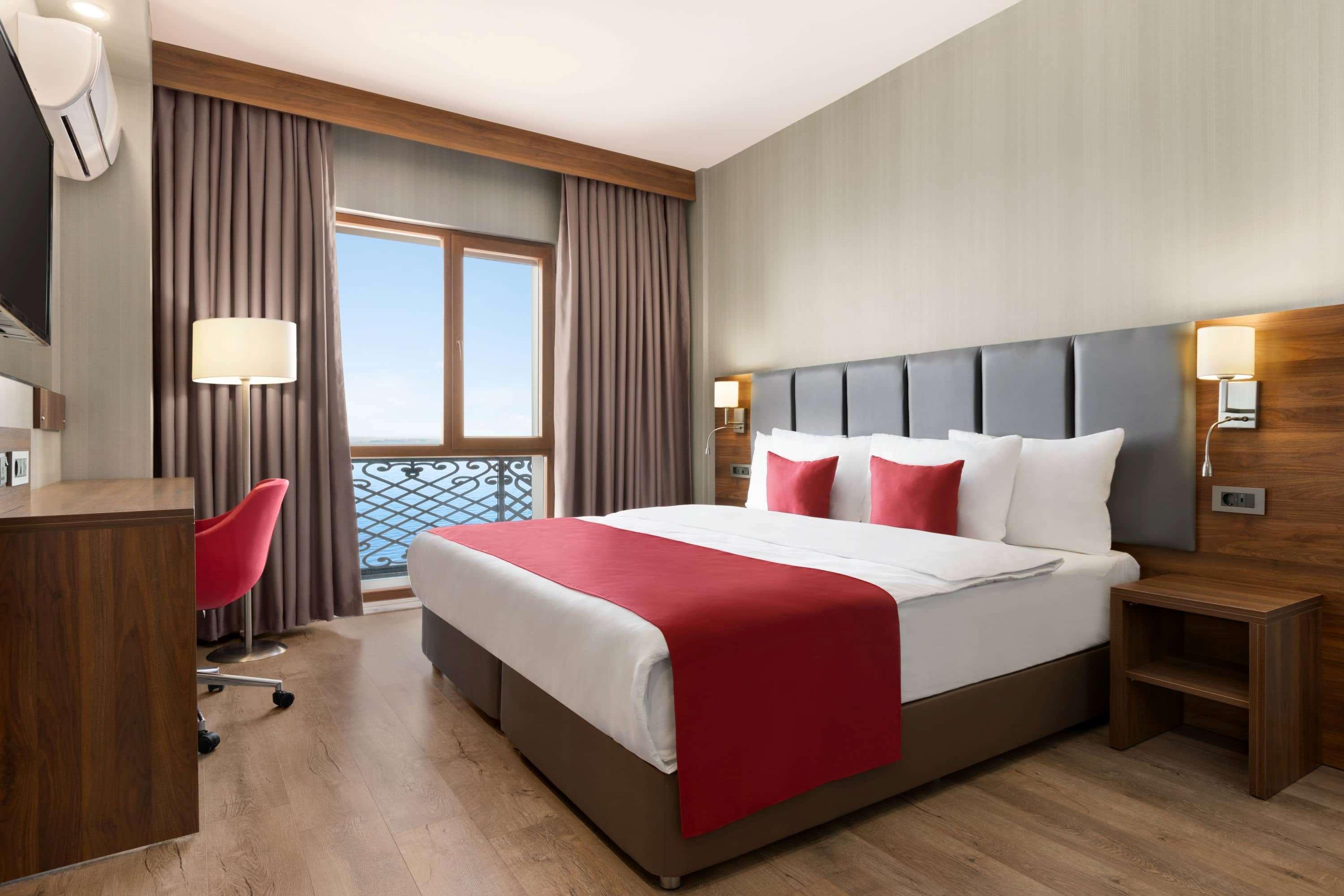 Ramada By Wyndham Van Bagian luar foto
