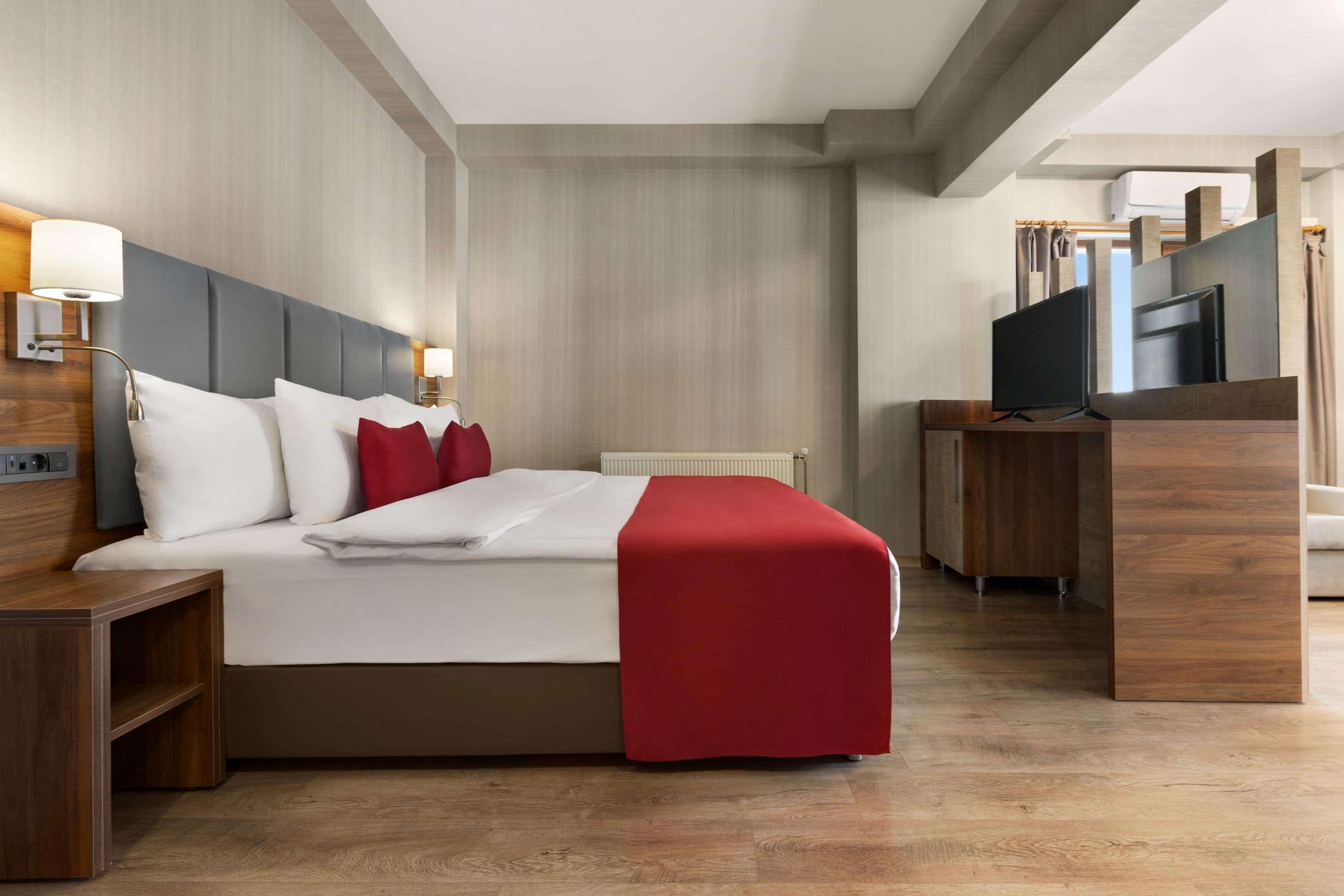 Ramada By Wyndham Van Bagian luar foto