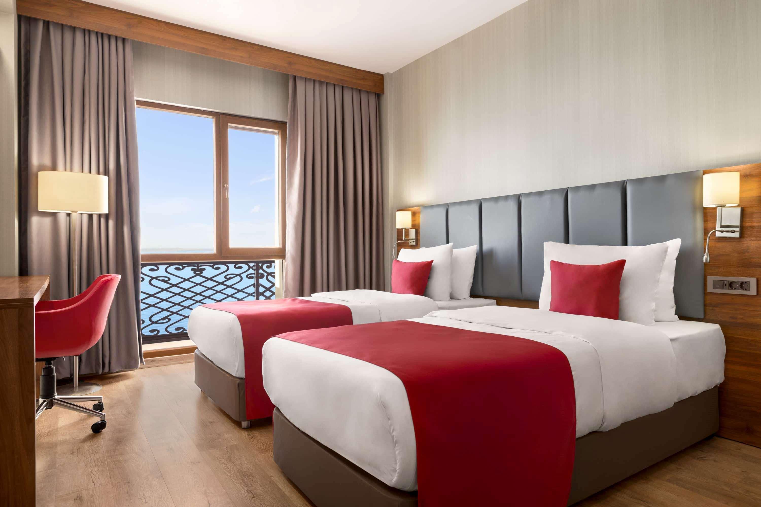 Ramada By Wyndham Van Bagian luar foto