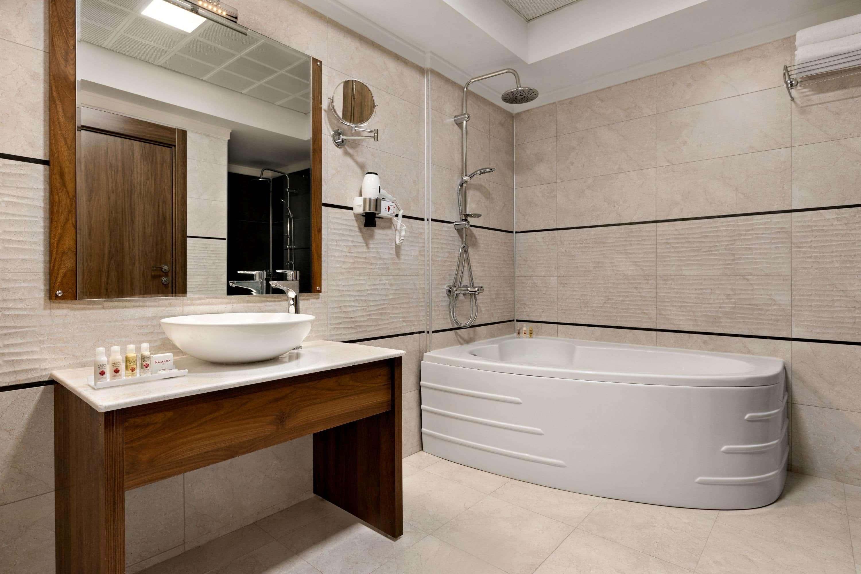 Ramada By Wyndham Van Bagian luar foto