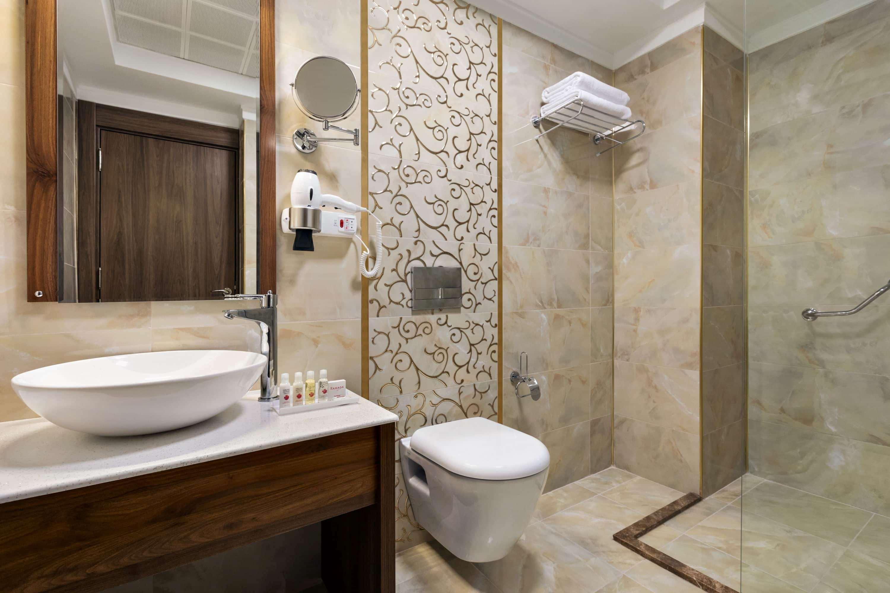 Ramada By Wyndham Van Bagian luar foto