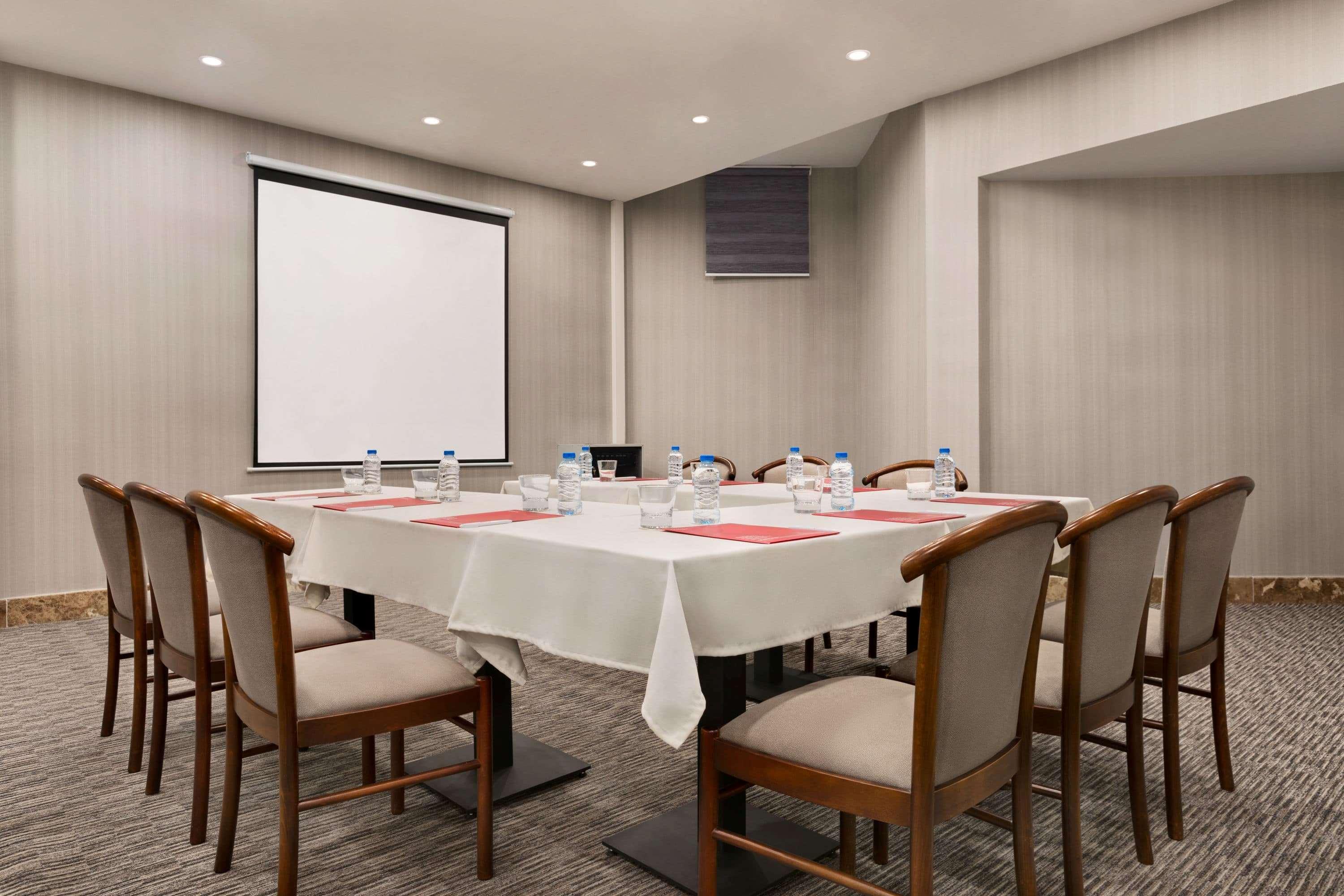 Ramada By Wyndham Van Bagian luar foto