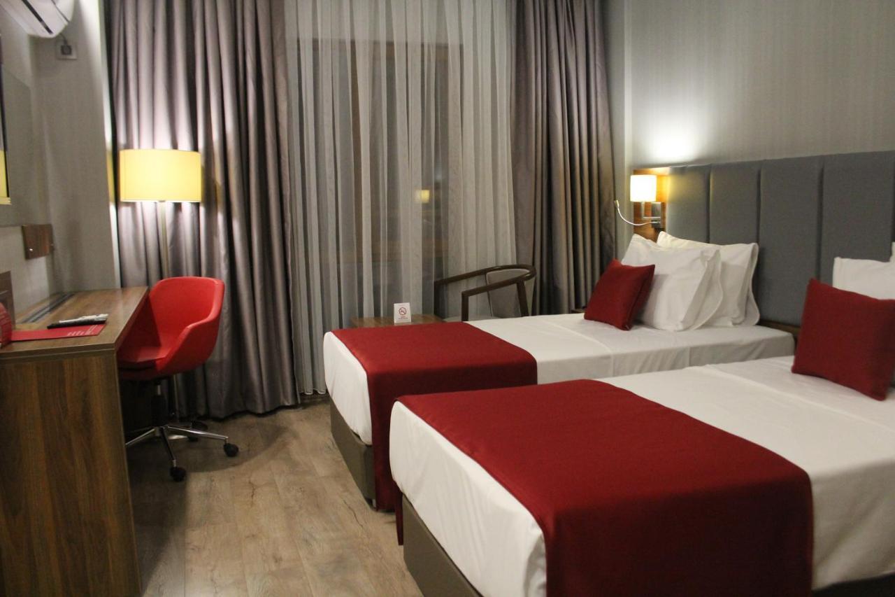 Ramada By Wyndham Van Bagian luar foto