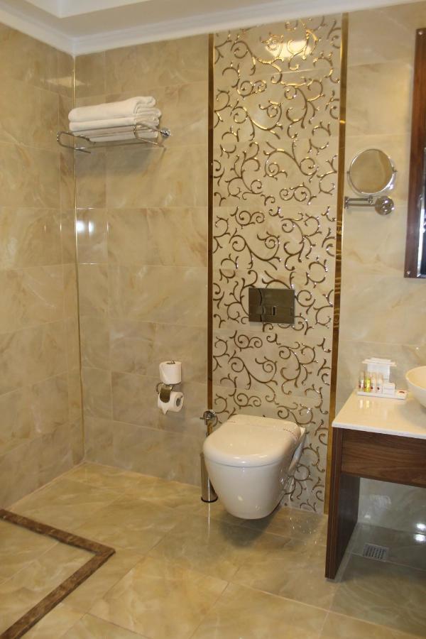 Ramada By Wyndham Van Bagian luar foto