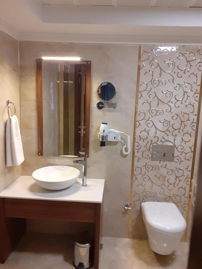 Ramada By Wyndham Van Bagian luar foto