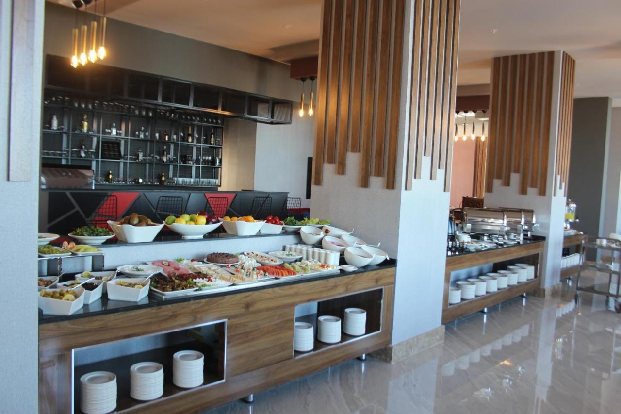 Ramada By Wyndham Van Bagian luar foto