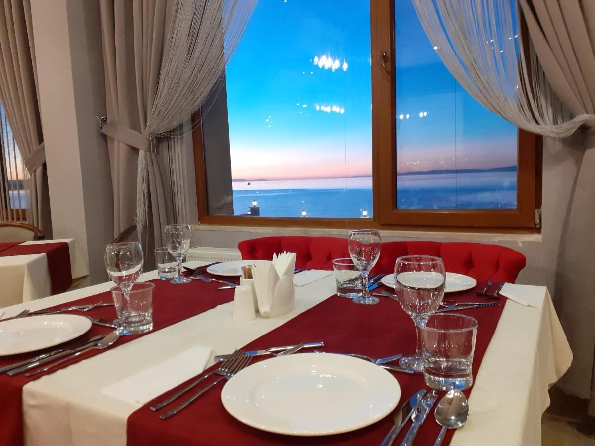 Ramada By Wyndham Van Bagian luar foto