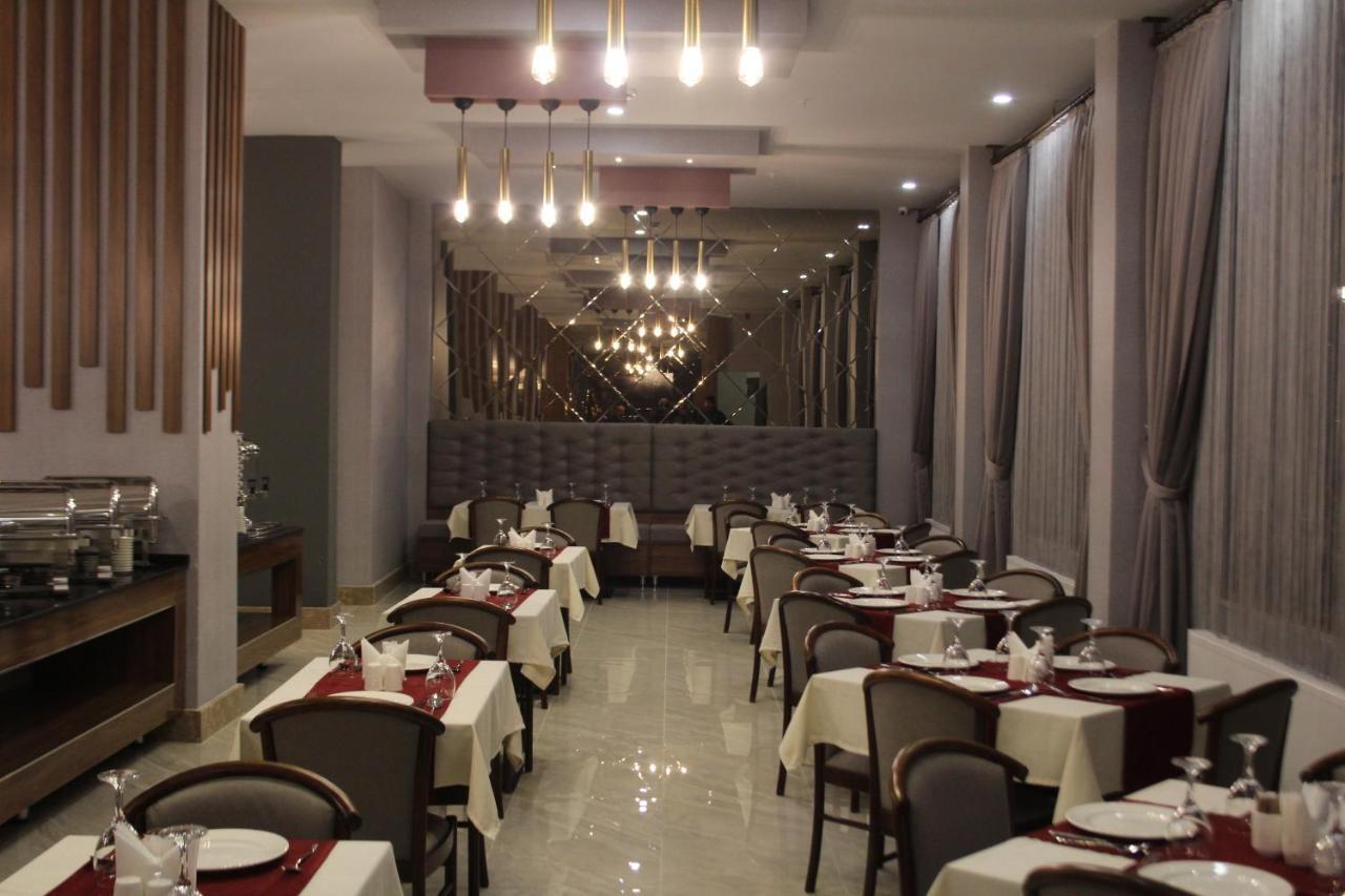 Ramada By Wyndham Van Bagian luar foto